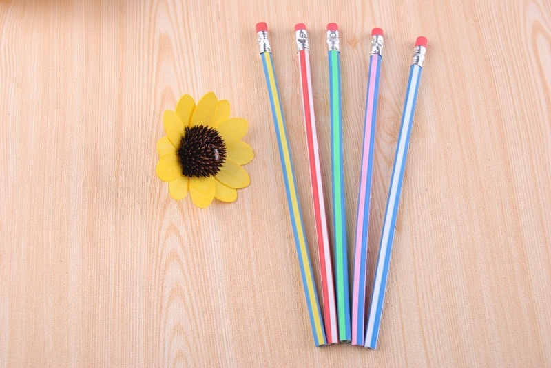 【クリックで詳細表示】アイデアの個性新奇特柔らかい鉛筆に自由曲げ折れない/柔らかい/鉛筆消しゴムを持ってます。
