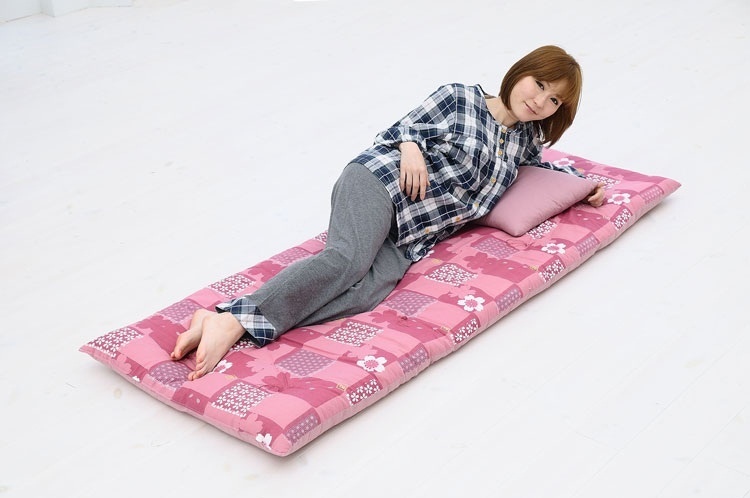 【クリックで詳細表示】枕付きでごろ寝やうたた寝にオシャレな和風桜柄のラクラクごろ寝布団 (2枚組) 日本製