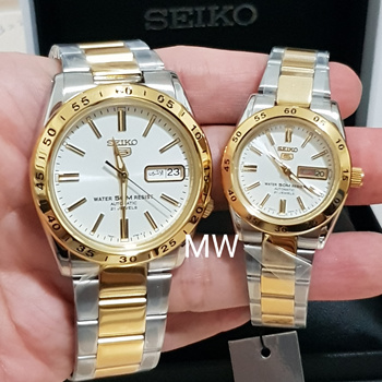 Qoo10 - NEW SEIKO DAY DATE ANALOG CLASSIC COUPLE LOVER PAIR WATCH SNKE04K  SYMG... : Watches