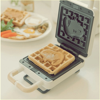 Qoo10 - [SNOOPY] Snoopy Sandwich Waffle Toast maker 3 different type plates  to : Kitchen & Dining