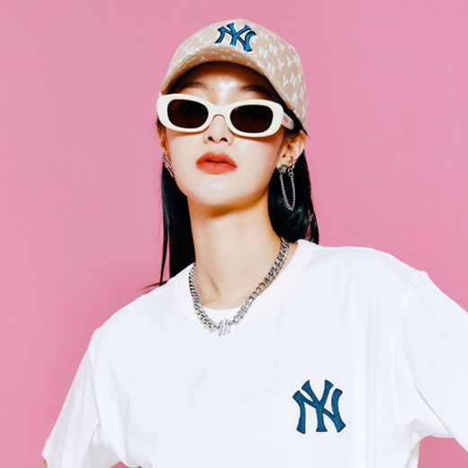 Qoo10 - 【MLB Korea】 aespa NINGNING Outfit / Monogram Bucket Hat NY Yankees  / 3 : Fashion Accessor