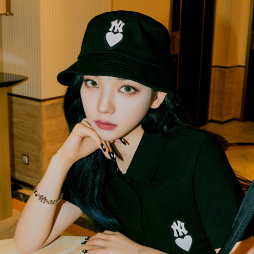 Qoo10 - 【MLB Korea】 aespa NINGNING Outfit / Monogram Bucket Hat NY Yankees  / 3 : Fashion Accessor