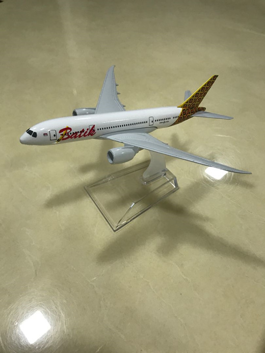 commercial airplane toys