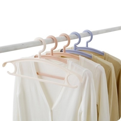 Qoo10 - 5 Clothes hanger Plastic No-dent wide shoulder non-slip drying ...