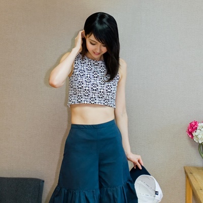 32. sleeveless motif crop top - black tone - free