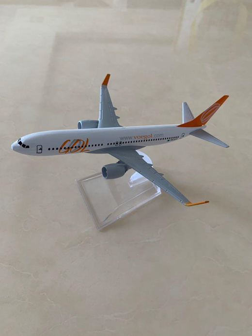 commercial airplane toys