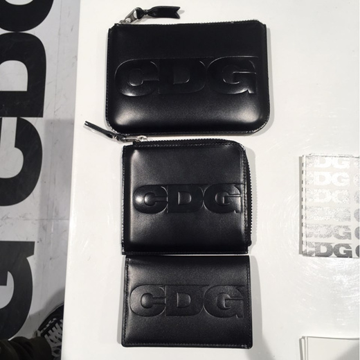 Qoo10 - COMME des GARCONS CDG embossed logo wallet : Bag / Shoes 